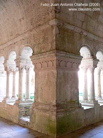 Pilar sureste del claustro de Senanque