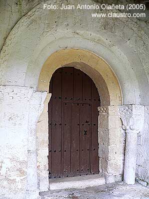 Portada de la iglesia de Campo