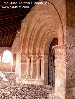 Portada de la iglesia de San Miguel de Andaluz